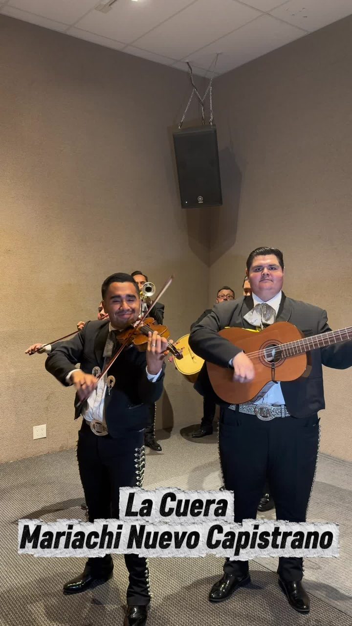 Duo performing La Cuera on violin and vihuela